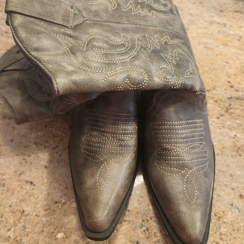 MOSSIMO Cowboy Boot Women's Size 8 Stone